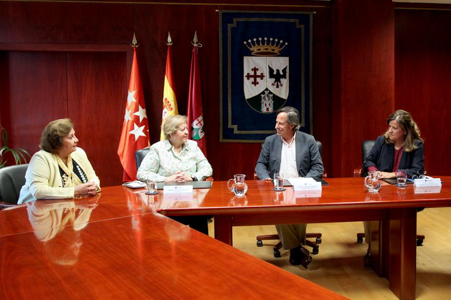 Firmantes charlan durante el encuentro