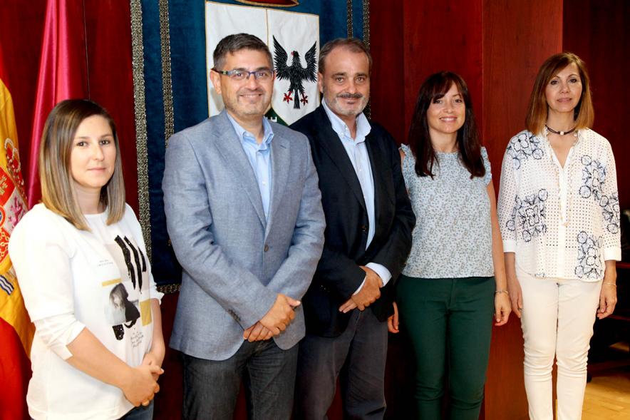 Firmantes posan tras la firma