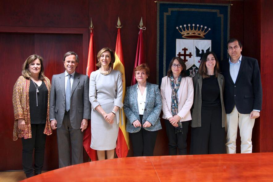 Firmantes posan tras la firma
