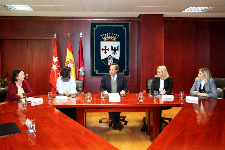 Firmantes charlan durante el encuentro