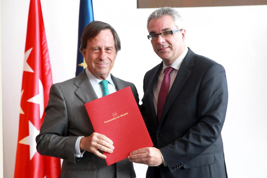 Entrega de Convenios de Colaboración contra la Violencia de Género y Promoción de Igualdad de Oportunidades - El aldalde y un participante.