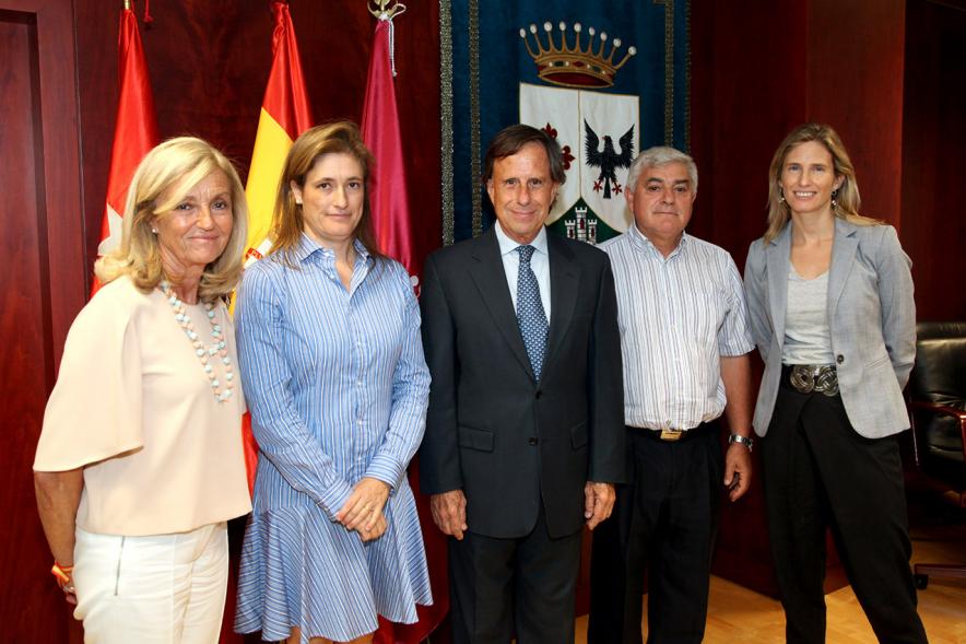 Firmantes posan tras la firma