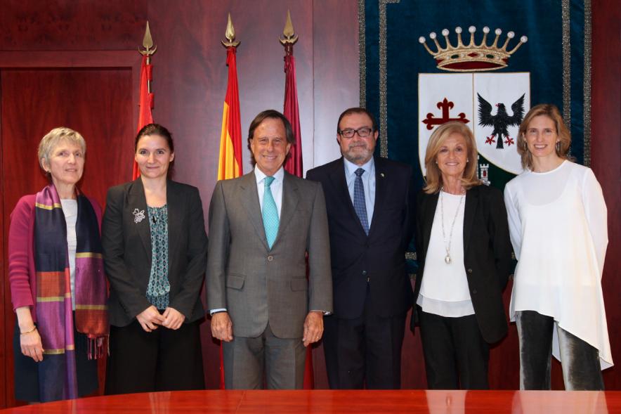 Firmantes posan tras la firma