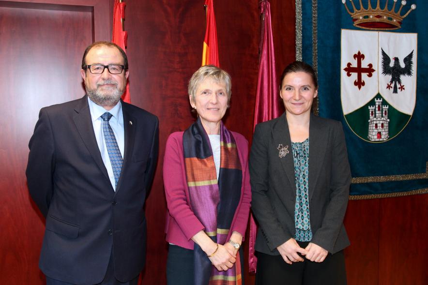 Firmantes posan tras la firma