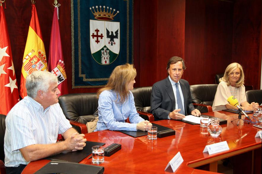 Firmantes charlan durante el encuentro