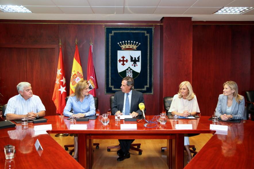 Firmantes charlan durante el encuentro