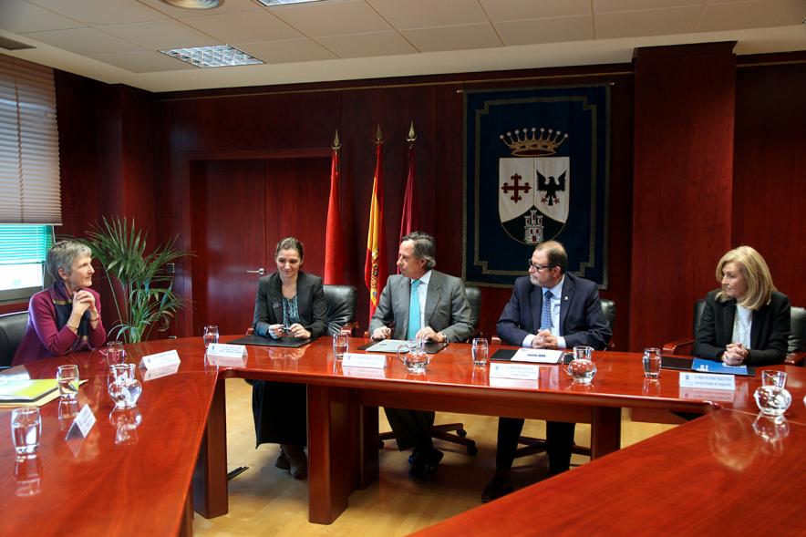 Representantes de cada una de las partes en la firma del acuerdo