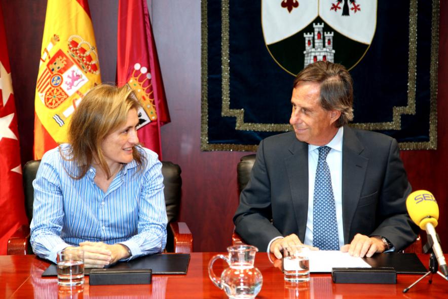 Firmantes charlan durante el encuentro