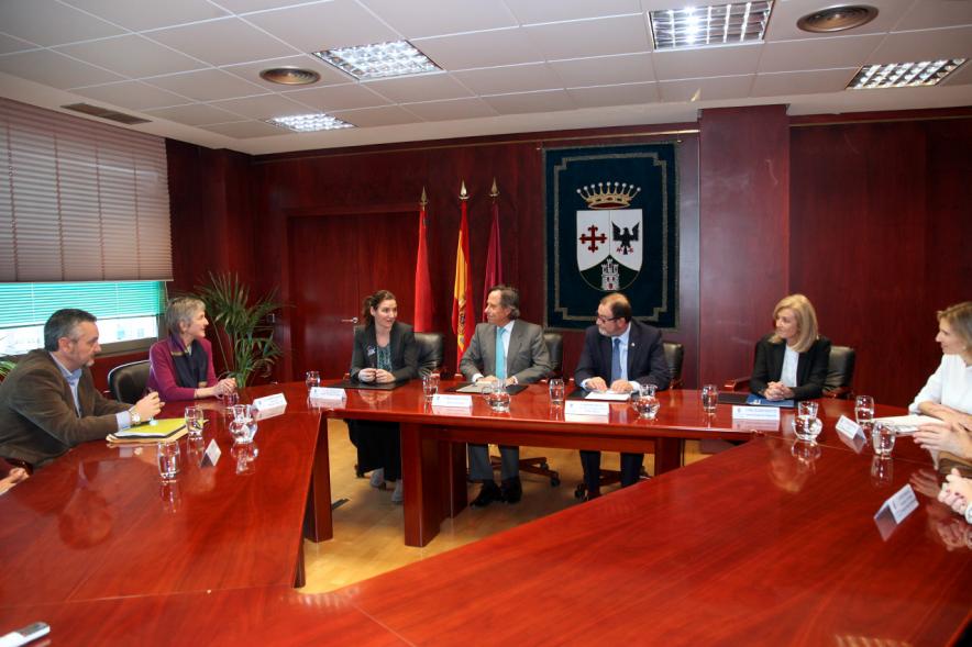 Representantes de las partes en la firma del acuerdo
