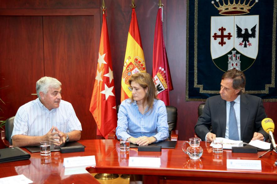 Firmantes charlan durante el encuentro