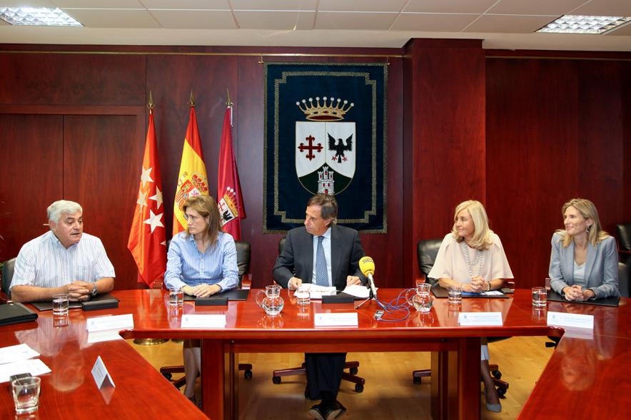 Firmantes charlan durante el encuentro