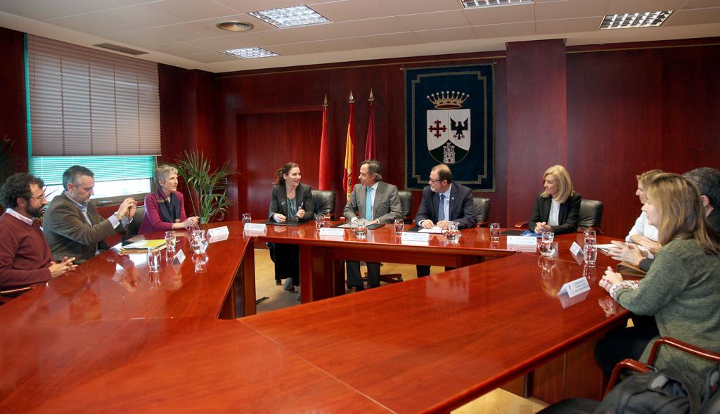 Representantes de cada una de las partes en la firma del acuerdo