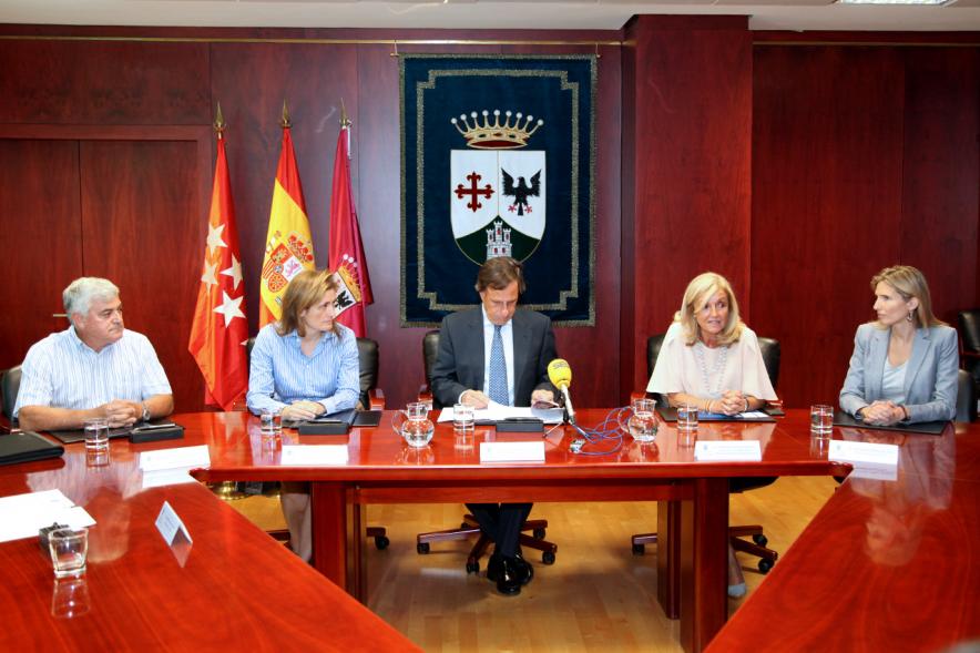 Firmantes charlan durante el encuentro