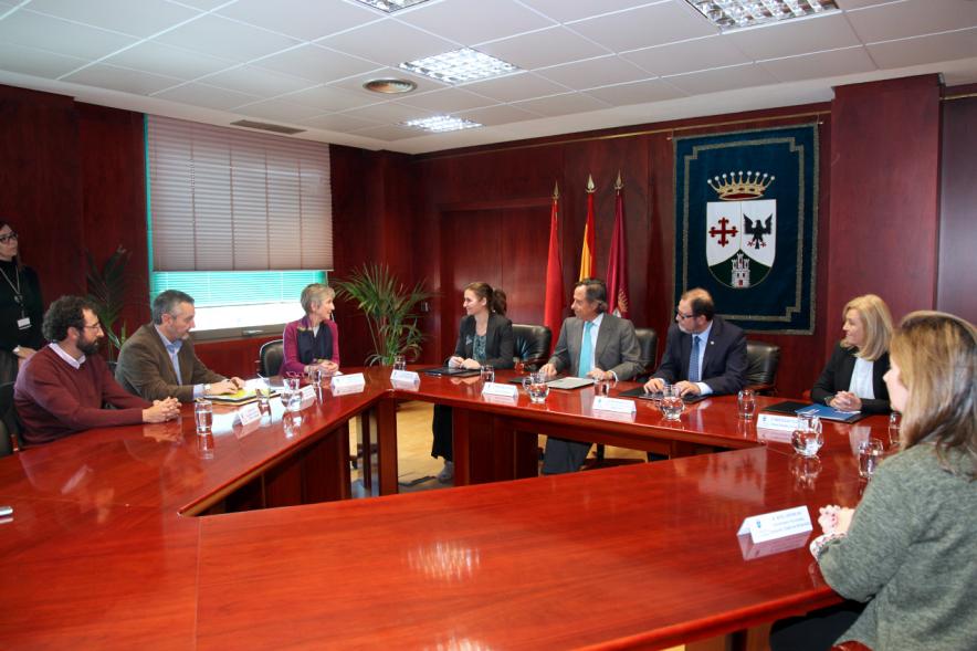 Firmantes charlan durante el encuentro
