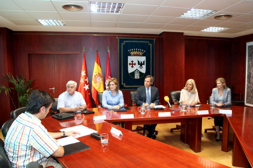 Firmantes charlan durante el encuentro
