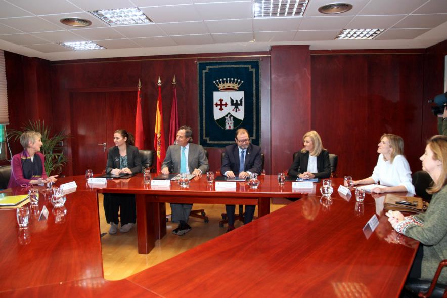 Representantes de cada una de las partes en la firma del acuerdo