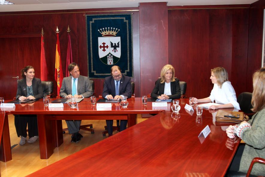 Firmantes charlan durante el encuentro