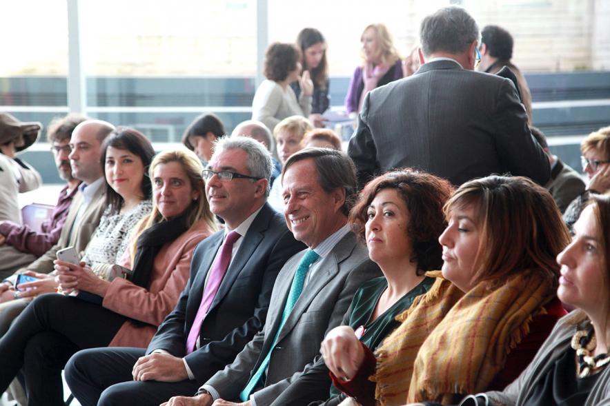 Entrega de Convenios de Colaboración contra la Violencia de Género y Promoción de Igualdad de Oportunidades - Fila de autoridades.