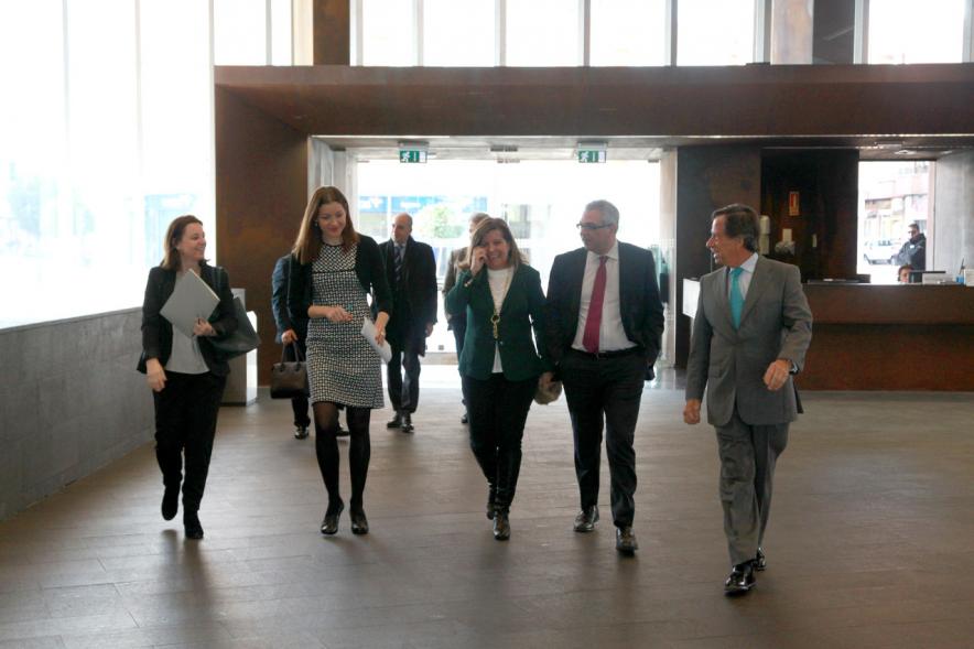 Entrega de Convenios de Colaboración contra la Violencia de Género y Promoción de Igualdad de Oportunidades - Grupo de autoridades.