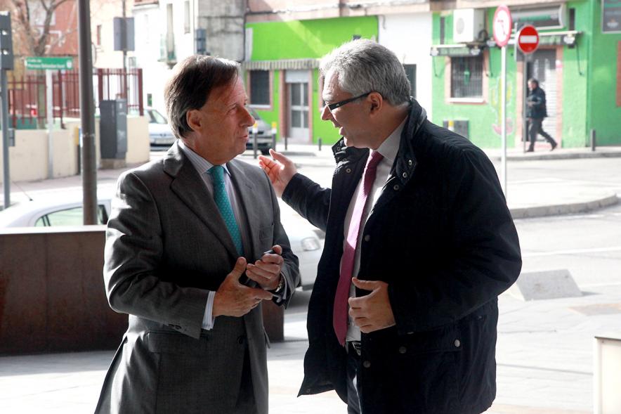 Entrega de Convenios de Colaboración contra la Violencia de Género y Promoción de Igualdad de Oportunidades - El alcade y un asistente.