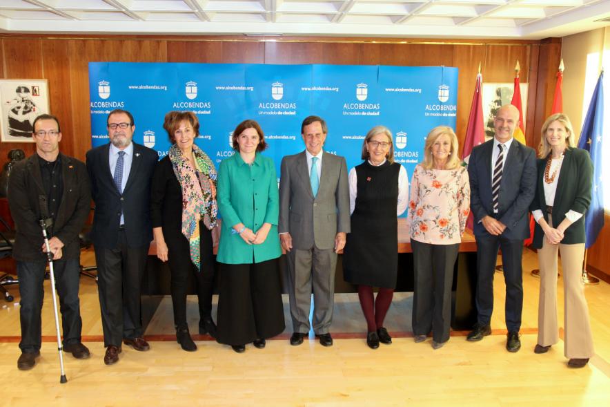 Firmantes posan tras la firma
