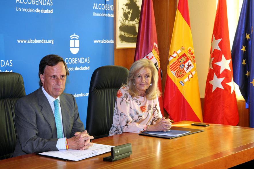 Alcalde y concejal durante el acto
