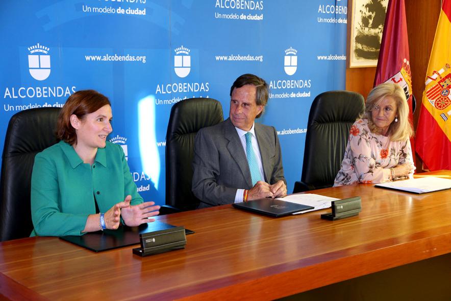 Firmantes charlan durante el encuentro