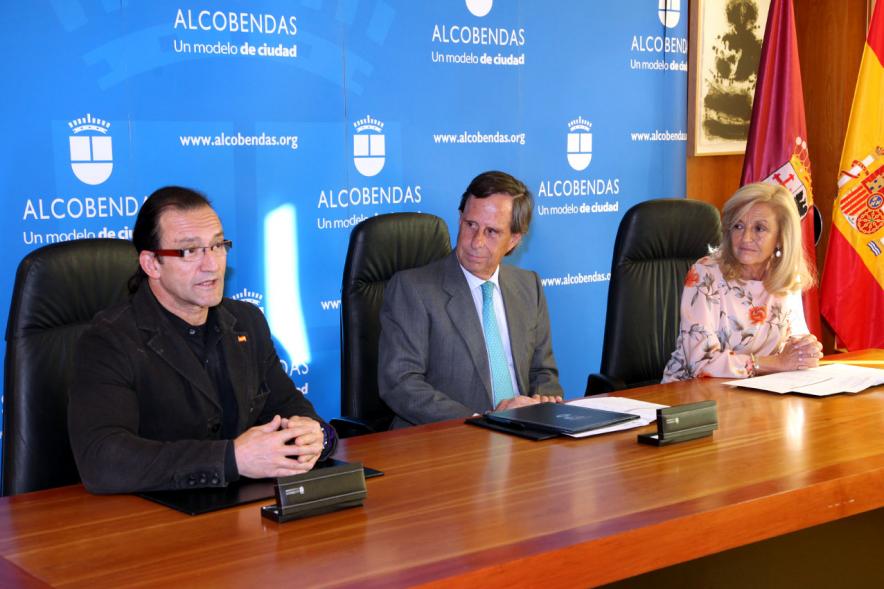 Firmantes charlan durante el encuentro