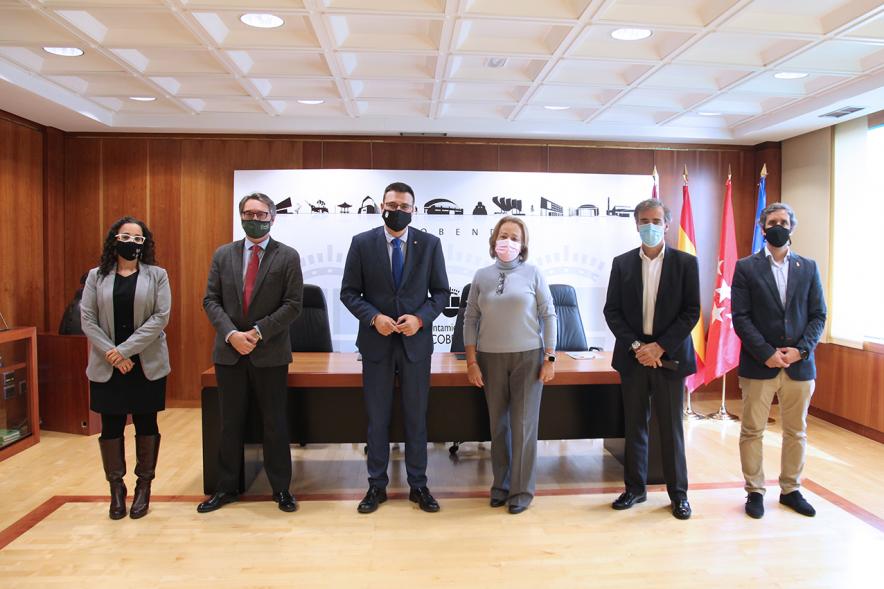 Firmantes posan tras la firma