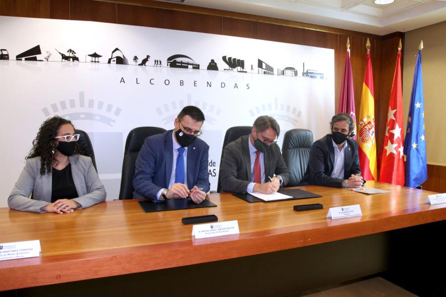 Representantes de las partes en la firma del acuerdo