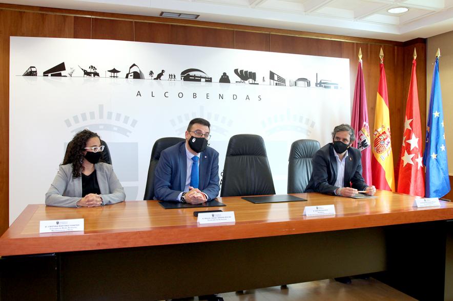 Delegación municipal charlando antes de la firma