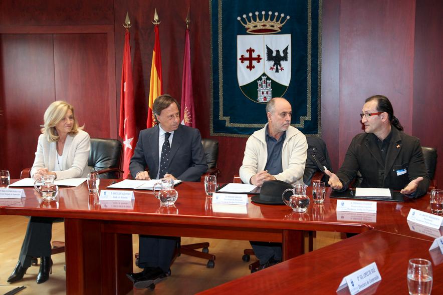 Representantes de cada una de las partes en la firma del acuerdo