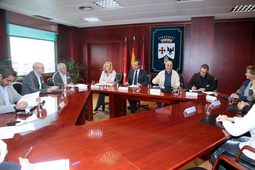 Representantes de cada una de las partes en la firma del acuerdo