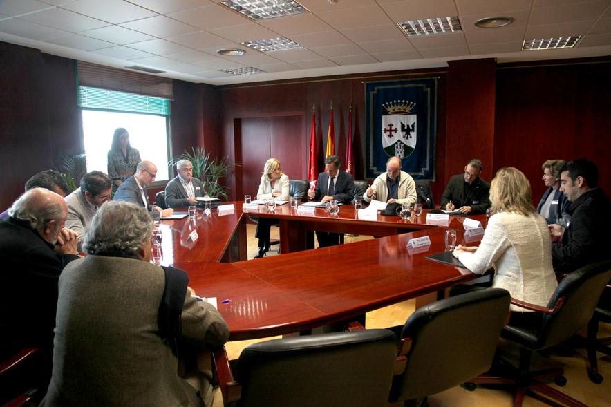Momento de la firma desde el fondo de la sala