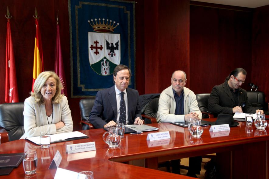 Representantes de cada una de las partes en la firma del acuerdo