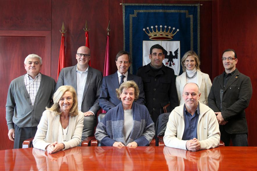 Firmantes posan tras la firma