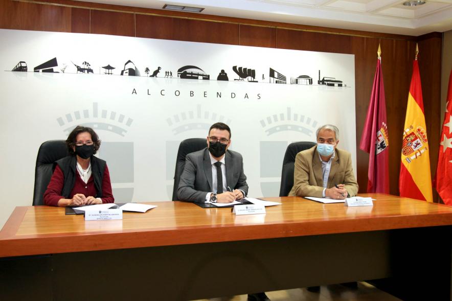 Firmantes charlan durante el encuentro