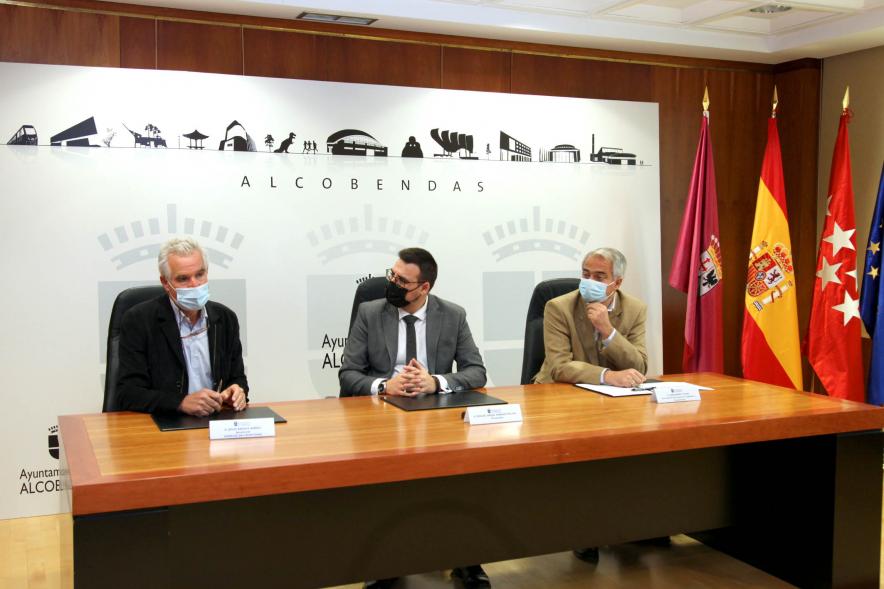Firmantes charlan durante el encuentro