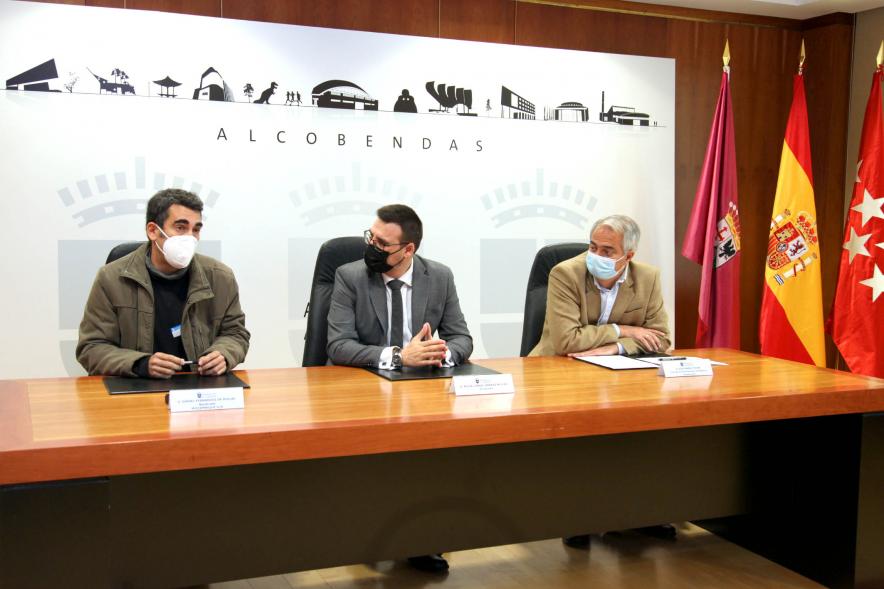 Firmantes charlan durante el encuentro