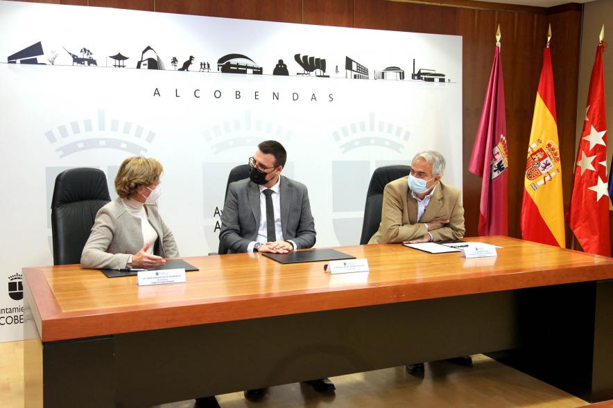 Firmantes charlan durante el encuentro