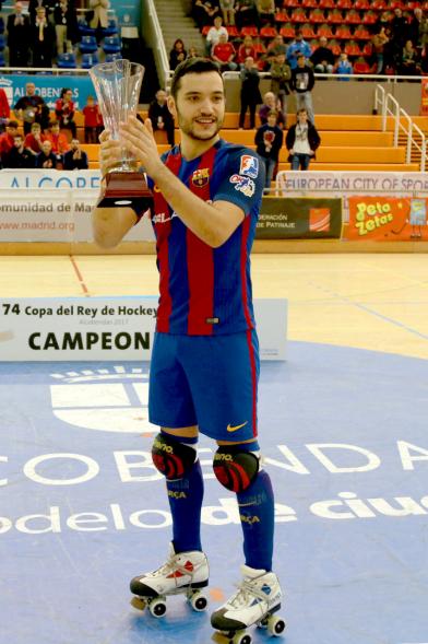 74ª Copa del Rey de Hockey Patines 2017 -  Uno de los ganadores muestra el trofeo.