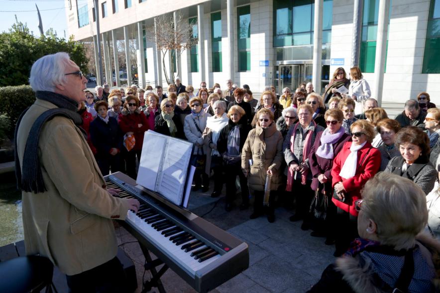 Cantando Juntos - Coral de Mayores en la Plaza Mayor - El pianista en el estrado.