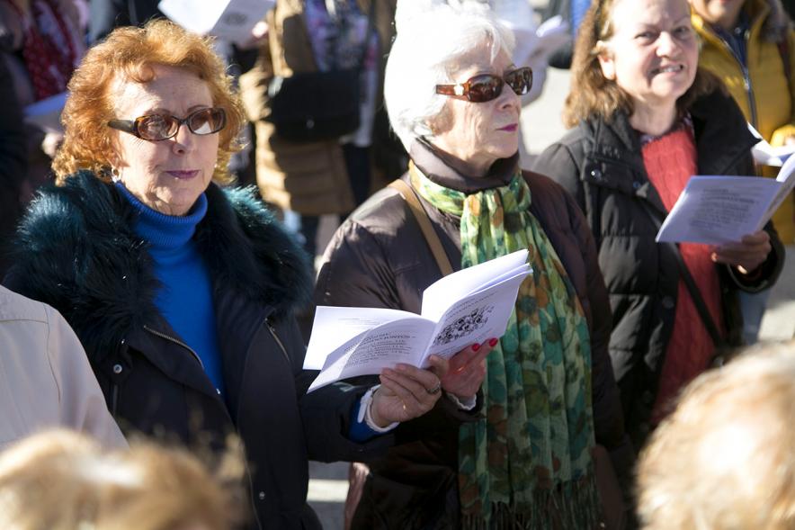 Cantando Juntos - Coral de Mayores en la Plaza Mayor - Dos participantes cantando.
