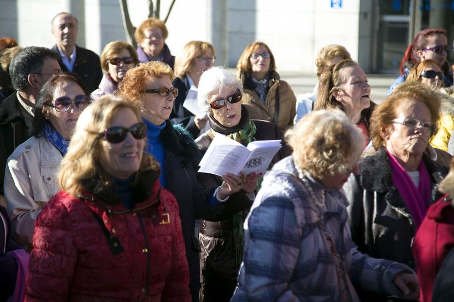 Cantando Juntos - Coral de Mayores en la Plaza Mayor -  Grupo femenino asistente al  evento.