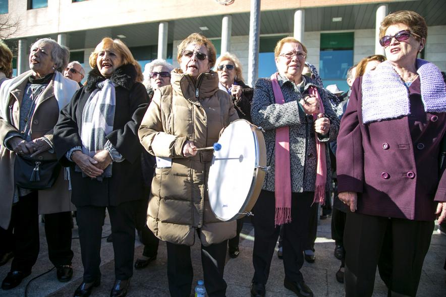 Cantando Juntos - Coral de Mayores en la Plaza Mayor - Coral femenina.