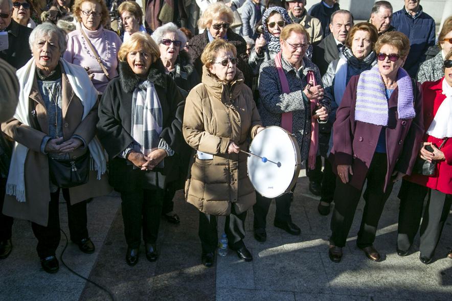 Cantando Juntos - Coral de Mayores en la Plaza Mayor - Parte de la coral con instrumentos musicales.