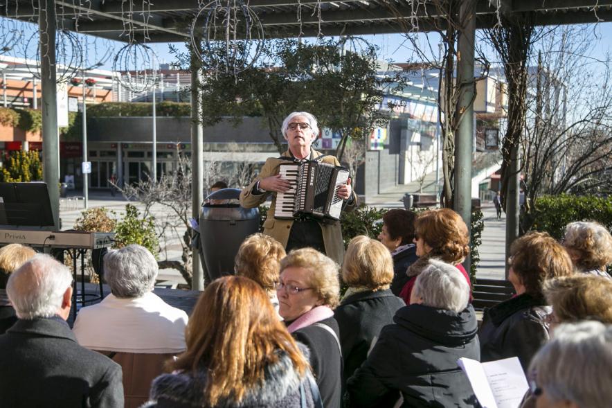 Cantando Juntos - Coral de Mayores en la Plaza Mayor - Grupo de mayores  junto al acordeonista.