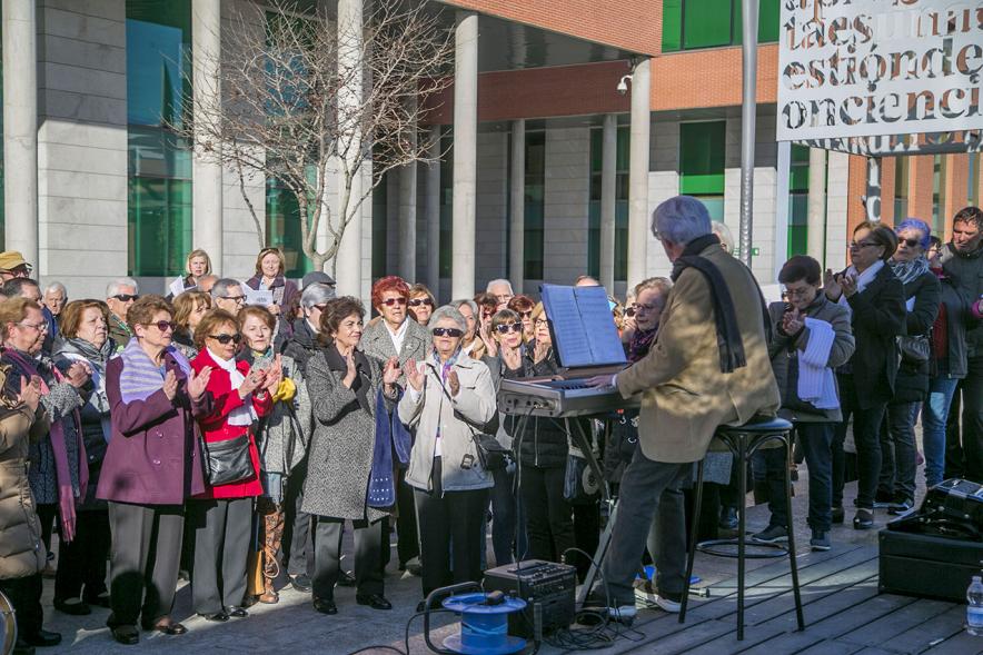 Cantando Juntos - Coral de Mayores en la Plaza Mayor - Un mayor al piano y su auditorio.