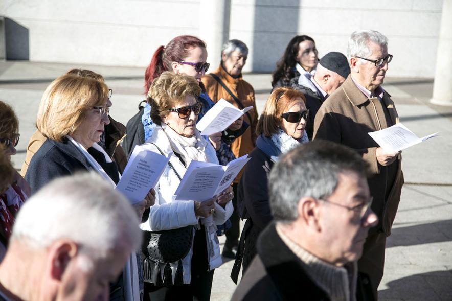 Cantando Juntos - Coral de Mayores en la Plaza Mayor - Grupo de mayores cantando.