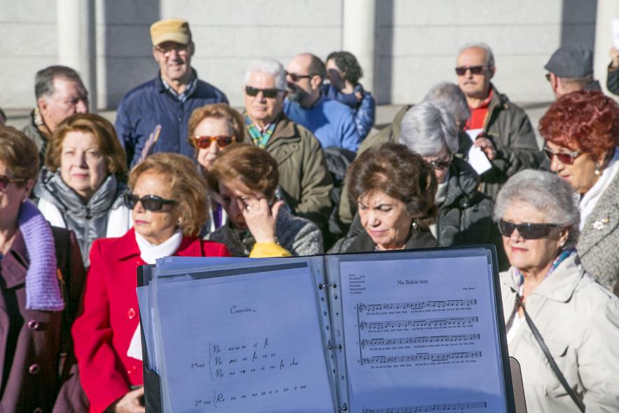 Cantando Juntos - Coral de Mayores en la Plaza Mayor - Primer plano de las partituras.